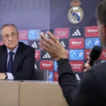 Dirigente deportivo durante una rueda de prensa ficticia.