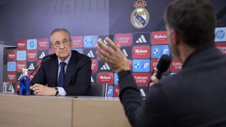Dirigente deportivo durante una rueda de prensa ficticia.
