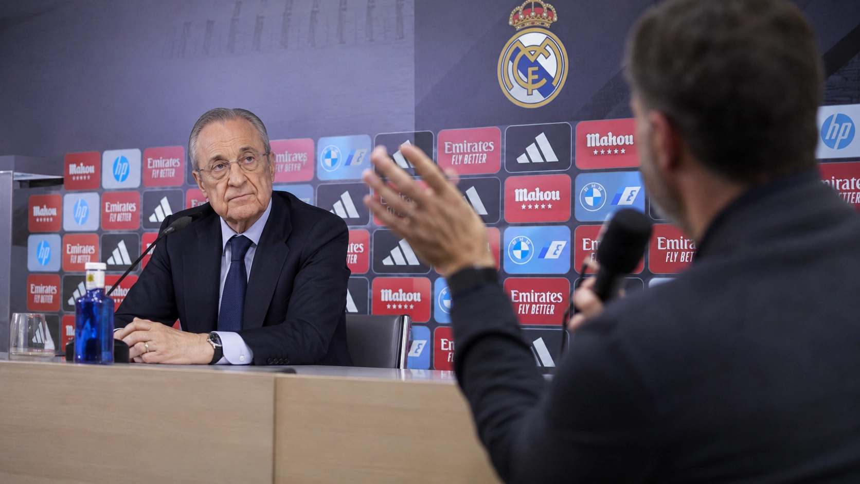 Dirigente deportivo durante una rueda de prensa ficticia.